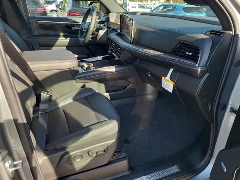 Used 2025 Chevrolet Suburban LT w/ Comfort Package image 17