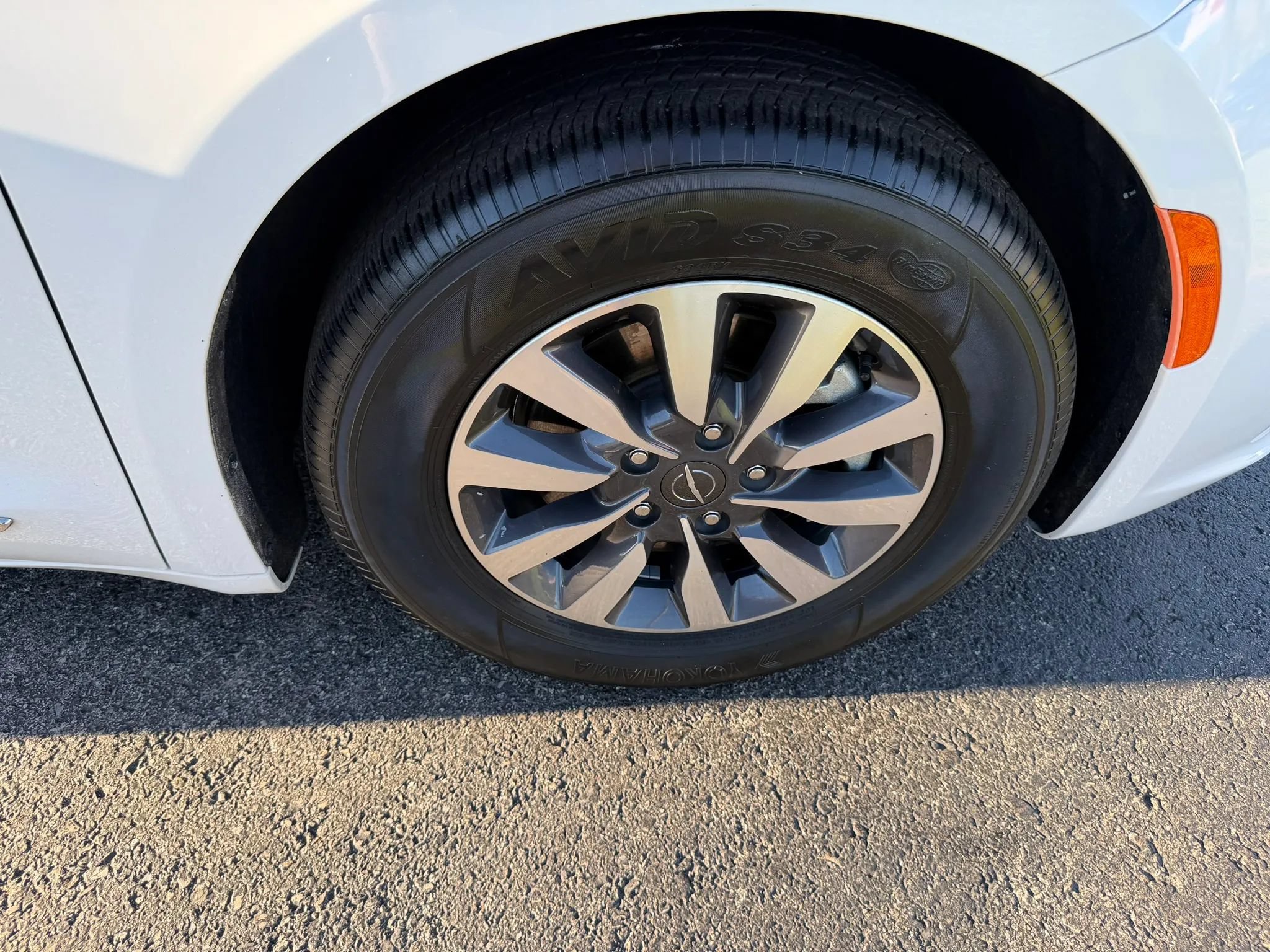 Used 2023 Chrysler Pacifica Limited w/ Uconnect Theater Family Group FWD image 53