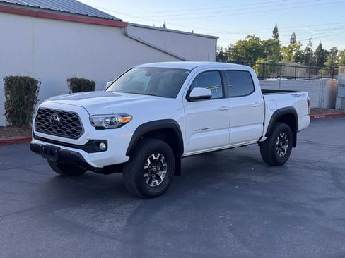 Used 2023 Toyota Tacoma TRD Off-Road w/ Technology Package AWD/4WD image 2