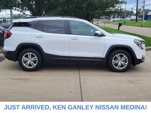 Used 2024 GMC Terrain SLE w/ Driver Convenience Package AWD/4WD image 2