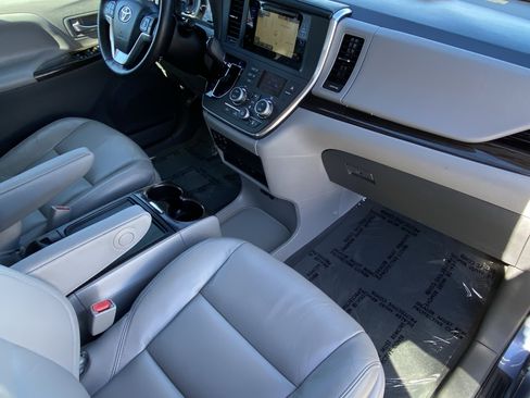 Certified 2017 Toyota Sienna XLE Premium image 9