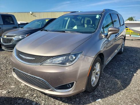 Used 2018 Chrysler Pacifica Touring-L w/ Tire & Wheel Group FWD image 7