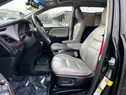 Used 2016 Toyota Sienna Limited Premium image 10