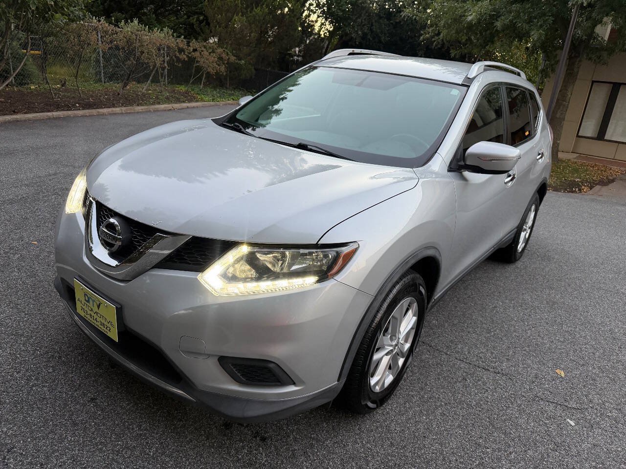Used 2015 Nissan Rogue SV AWD/4WD image 2