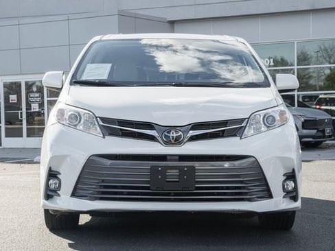Used 2020 Toyota Sienna XLE image 2