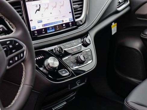 New 2027 Chrysler Pacifica Select FWD image 24