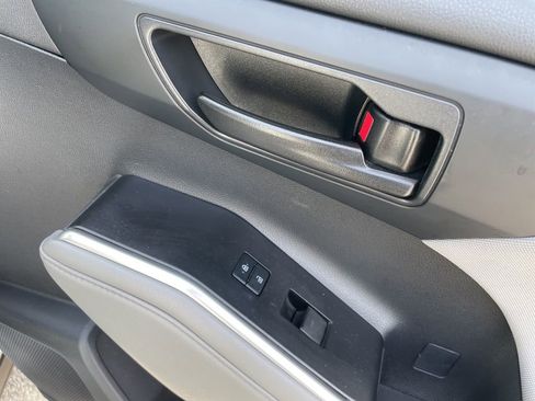 Used 2021 Toyota Highlander LE FWD image 29