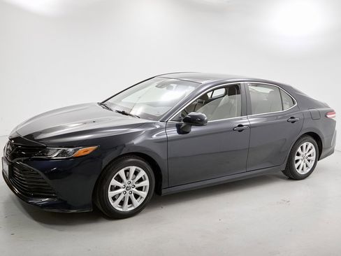 Used 2018 Toyota Camry LE image 6
