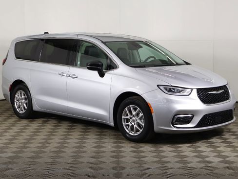 Used 2024 Chrysler Pacifica Touring-L image 2