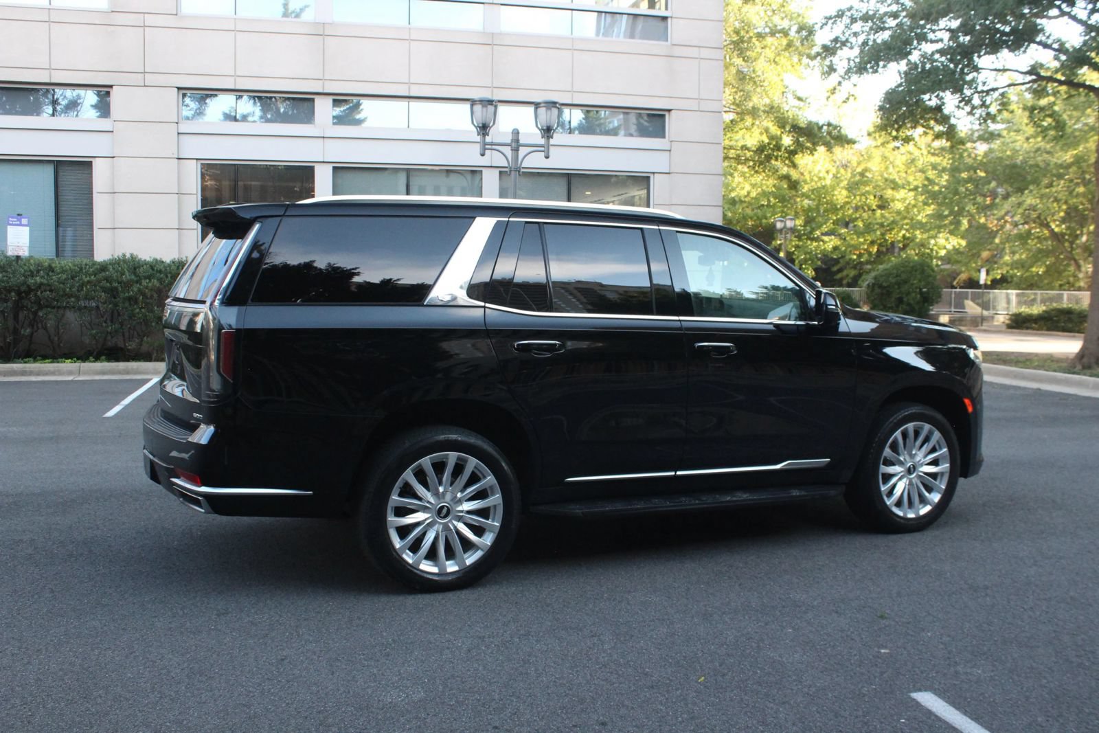 Used 2021 Cadillac Escalade Luxury AWD/4WD image 7