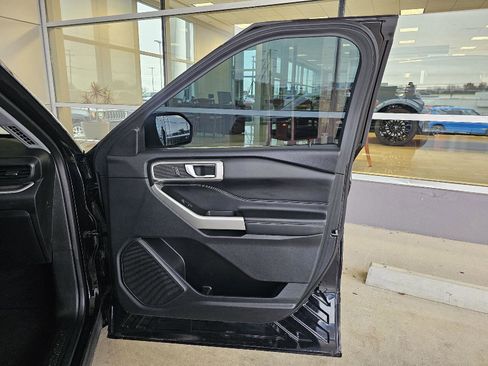 Used 2022 Ford Explorer XLT image 11