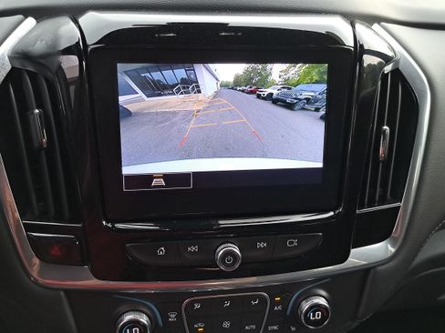 Used 2022 Chevrolet Traverse LT FWD image 23