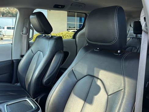 Used 2024 Chrysler Pacifica Touring-L image 23
