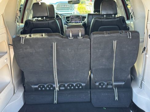 Certified 2024 Chrysler Pacifica Touring-L image 21