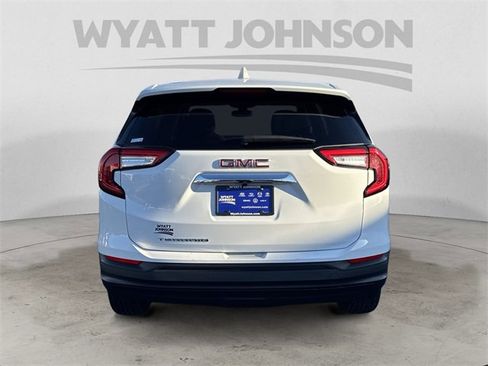 Used 2024 GMC Terrain SLE image 4