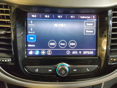 Used 2021 Chevrolet Trax LT w/ Premium Seat Package FWD image 25
