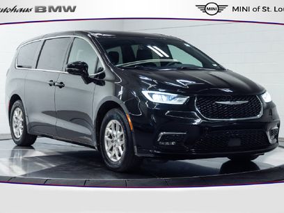 Used 2025 Chrysler Pacifica Select
