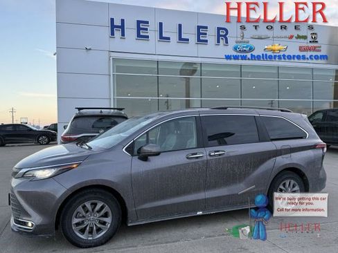 Used 2022 Toyota Sienna XLE image 1