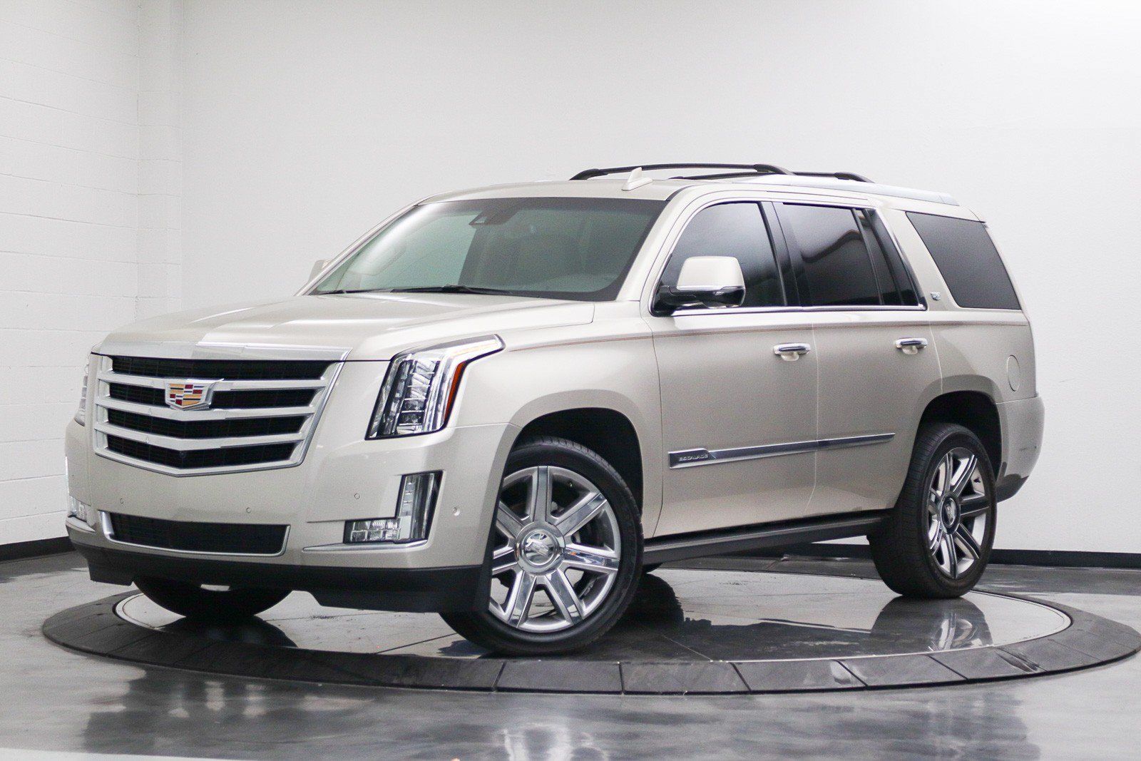 Used 2017 Cadillac Escalade Premium Luxury AWD/4WD image 1