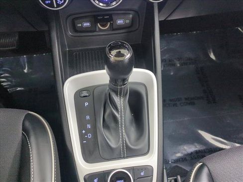 Used 2022 Hyundai Venue Limited FWD image 12
