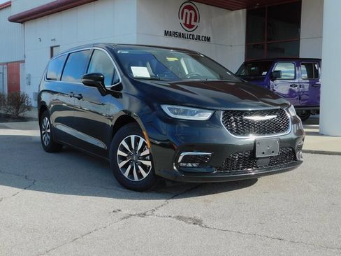 Used 2024 Chrysler Pacifica Select image 2