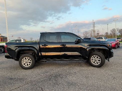 Used 2025 Toyota Tacoma SR5 image 5