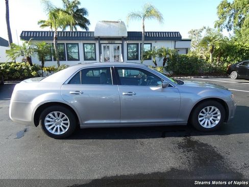 Used 2014 Chrysler 300 image 2