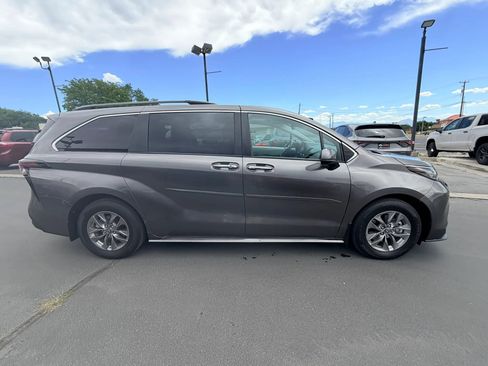 Used 2023 Toyota Sienna XLE AWD/4WD image 3