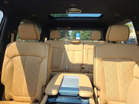 Used 2022 Jeep Grand Wagoneer Series III AWD/4WD image 38