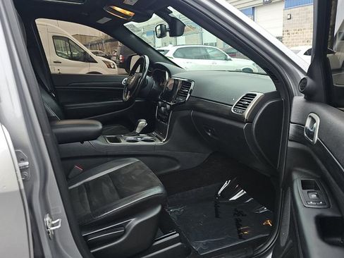 Used 2019 Jeep Grand Cherokee Altitude image 12