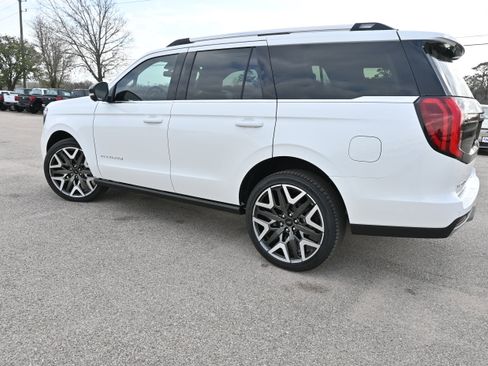 New 2026 Ford Expedition Platinum image 8