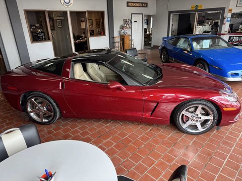 Used 2007 Chevrolet Corvette Coupe w/ Preferred Equipment Group image 2