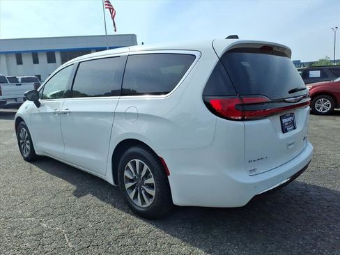 Used 2024 Chrysler Pacifica Limited FWD image 6