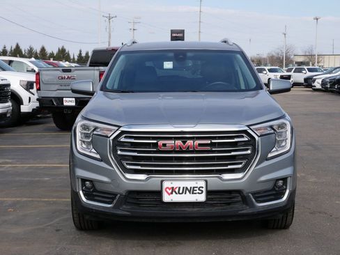 Used 2024 GMC Terrain SLT image 2