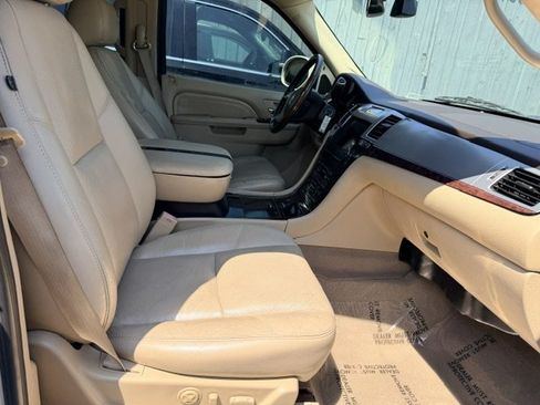 Used 2011 Cadillac Escalade Premium RWD image 15