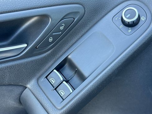 Used 2012 Volkswagen Golf 2-Door FWD image 12