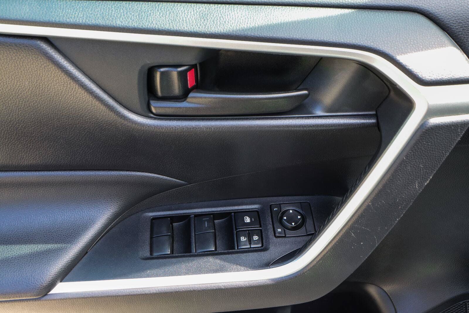 Used 2020 Toyota RAV4 LE FWD image 29
