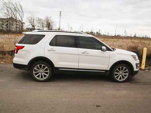 Used 2016 Ford Explorer Limited image 2