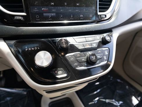 Used 2023 Chrysler Pacifica Touring-L FWD image 35