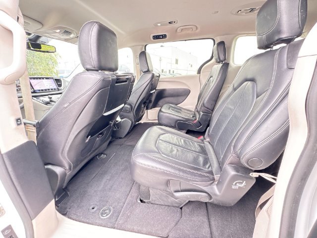 Used 2022 Chrysler Pacifica Touring-L w/ Uconnect Theater Family Group FWD image 21