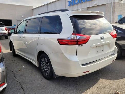 Used 2020 Toyota Sienna XLE image 6