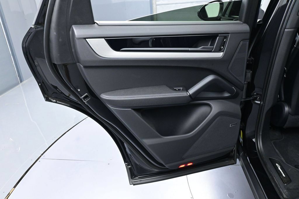 Certified 2025 Porsche Cayenne E-Hybrid Coupe AWD/4WD image 23