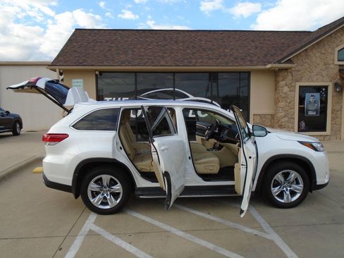 Used 2019 Toyota Highlander FWD V6 image 18
