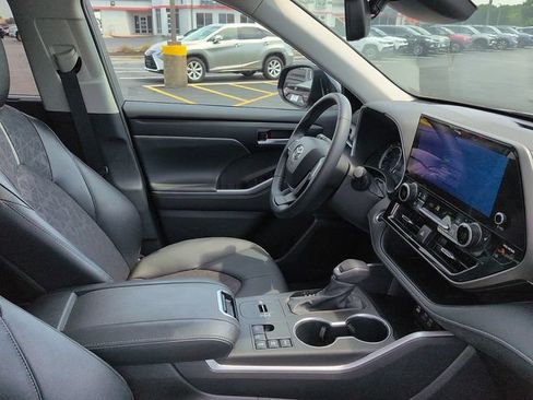Certified 2025 Toyota Highlander XLE AWD/4WD image 10