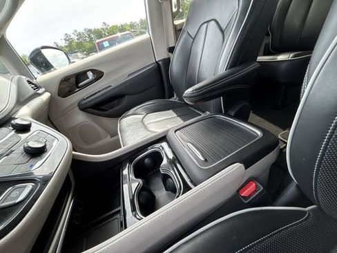 Certified 2024 Chrysler Pacifica Limited FWD image 24