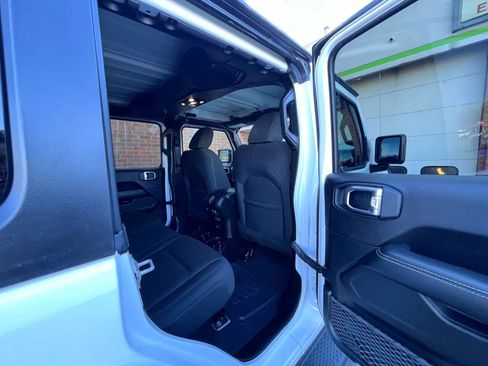 Used 2020 Jeep Wrangler Unlimited Sahara w/ Uconnect 4C Nav & Sound Group AWD/4WD image 18