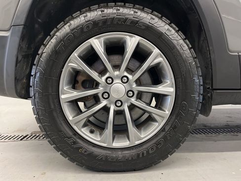 Used 2020 Jeep Cherokee Latitude Plus image 38