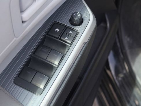 Used 2025 Toyota Sienna LE FWD image 19