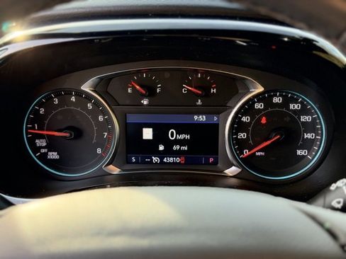 Used 2023 Chevrolet Traverse RS image 8