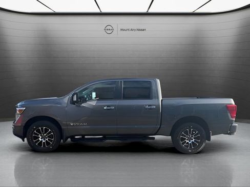 Used 2021 Nissan Titan SV w/ SV Convenience Package image 6